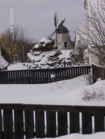 Møllen  Vinter set gennem Kaptajnens Hus  haven